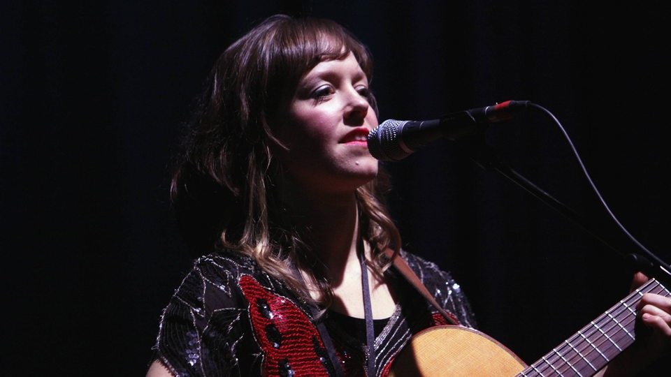 Emily Barker mit Gitarre auf der Bühne (Archivbild)