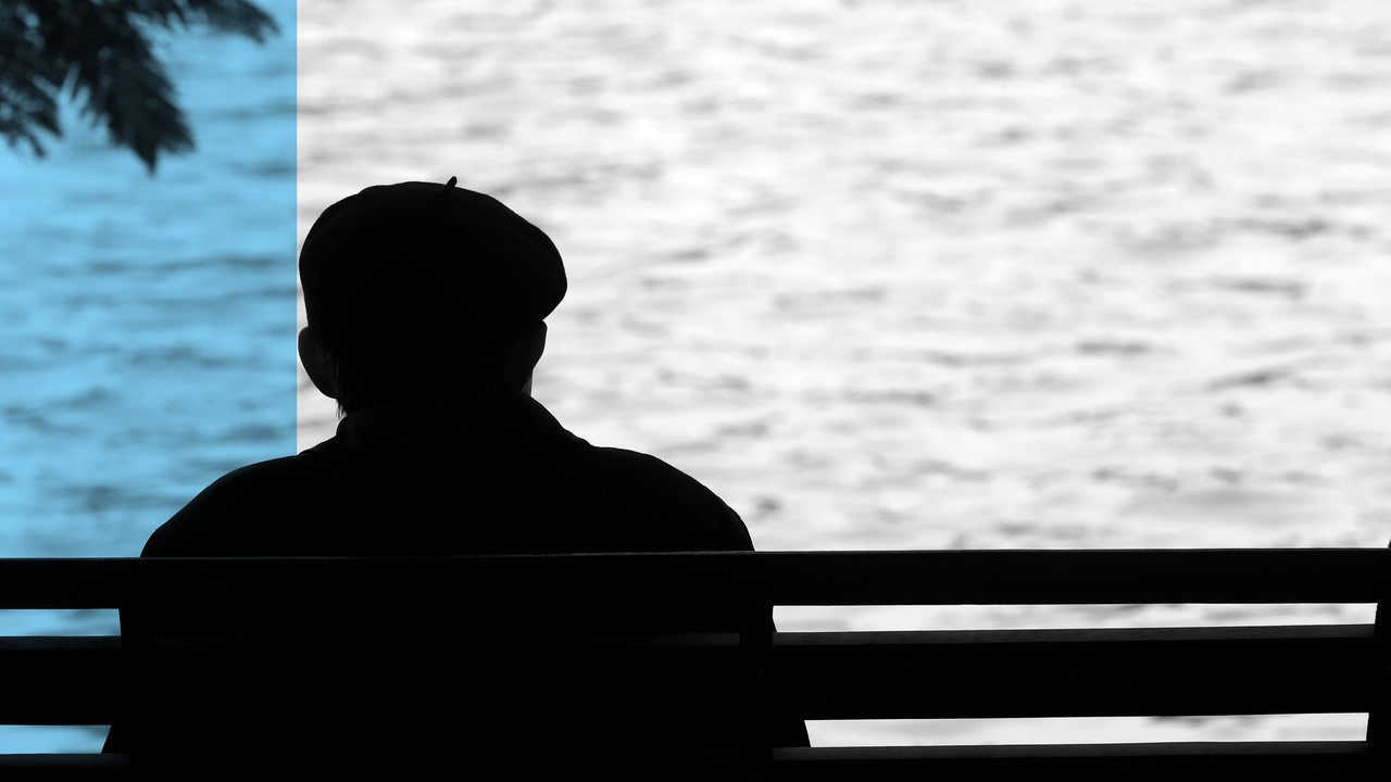 Grafik zur ARD Radiofeature "Staatenlosigkeit": Ein Mann sitzt auf einer Bank und blickt aufs Meer.