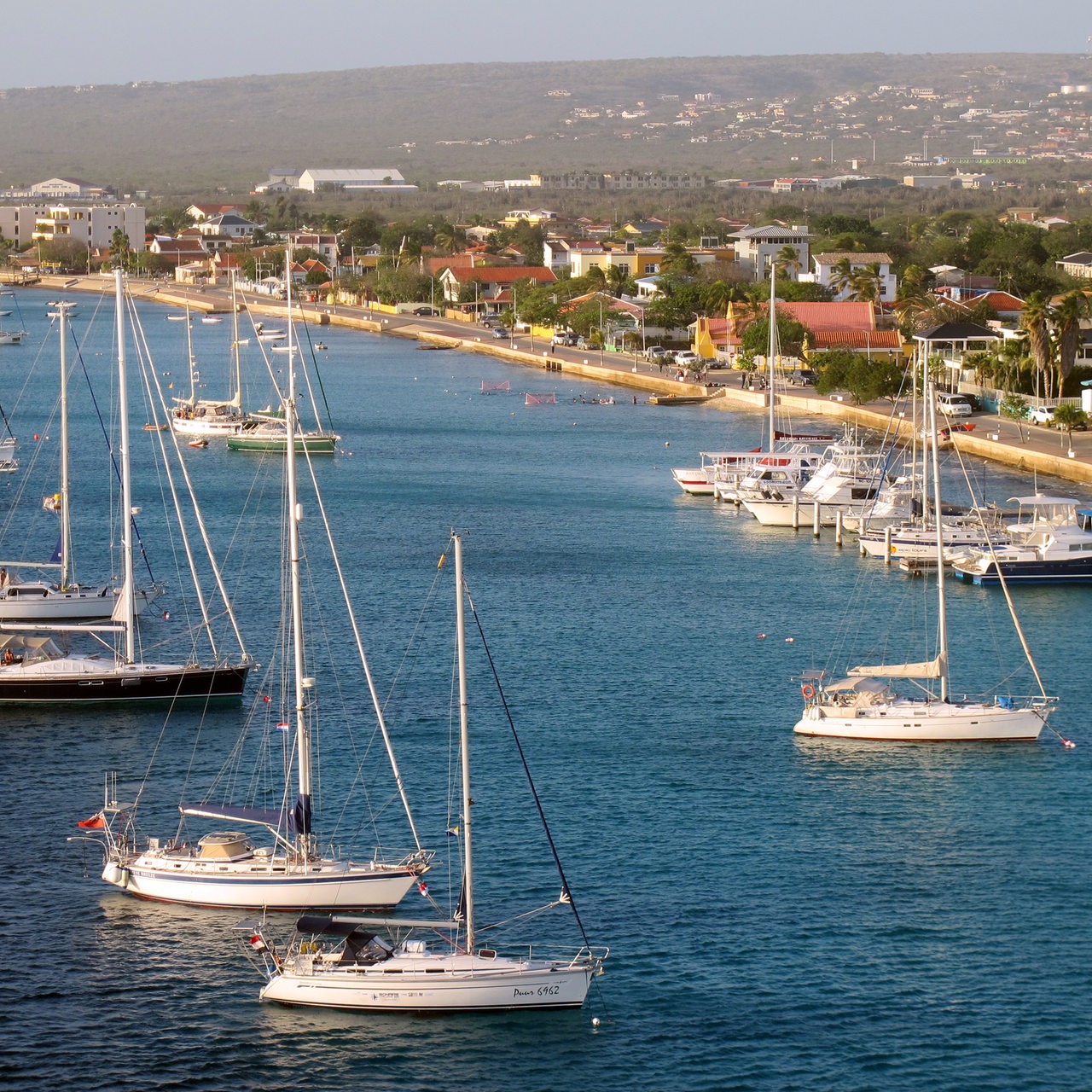 Segelboote und Yachten im Hafen der Hauptstadt Kralendijk der Karibik-Insel Bonaire.