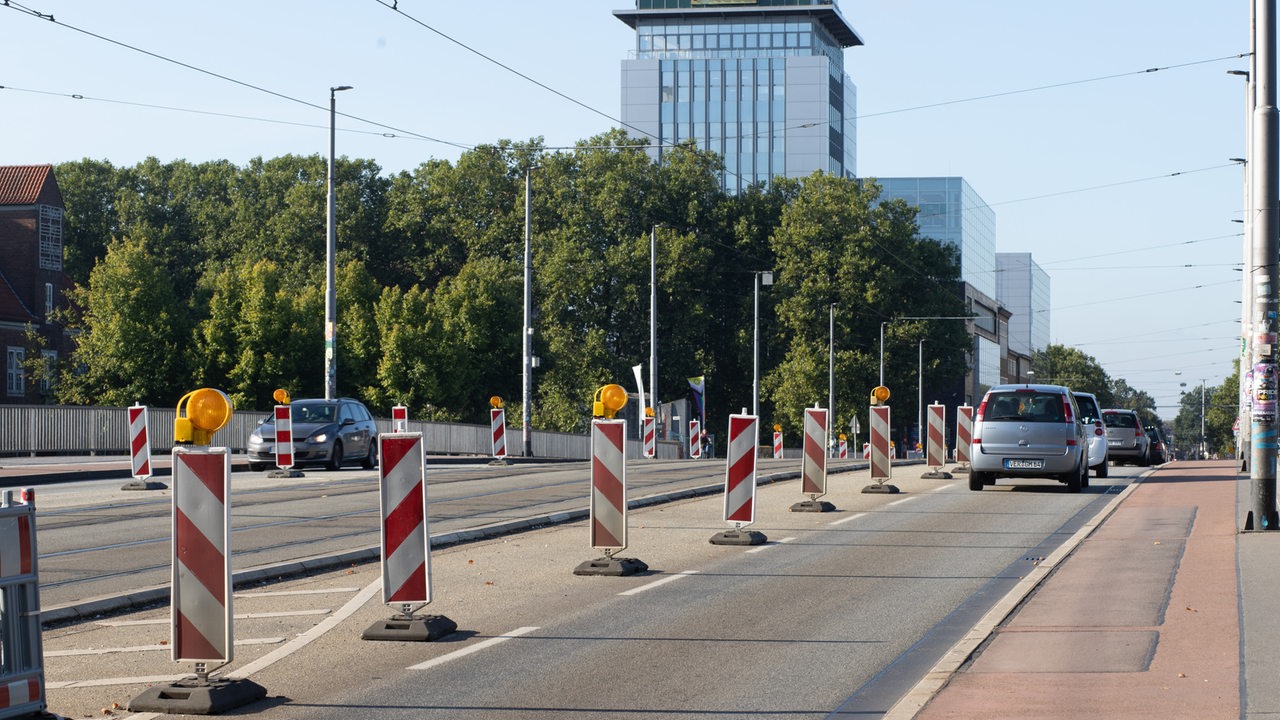 Das Foto zeigt Fahrzeuge auf der Bürgermeister-Smidt-Brücke, die an Barken entlangfahren (Archivbild)