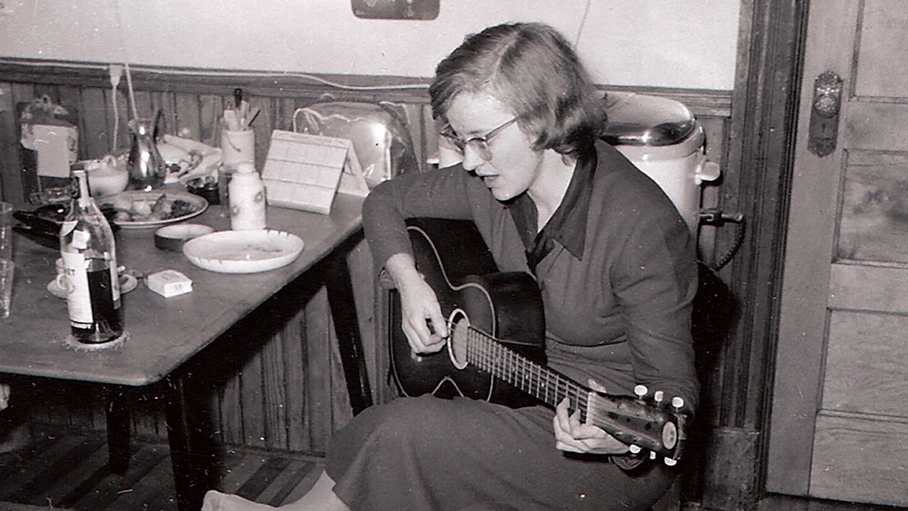 Connie Converse spielt 1955 Gitarre am Küchentisch