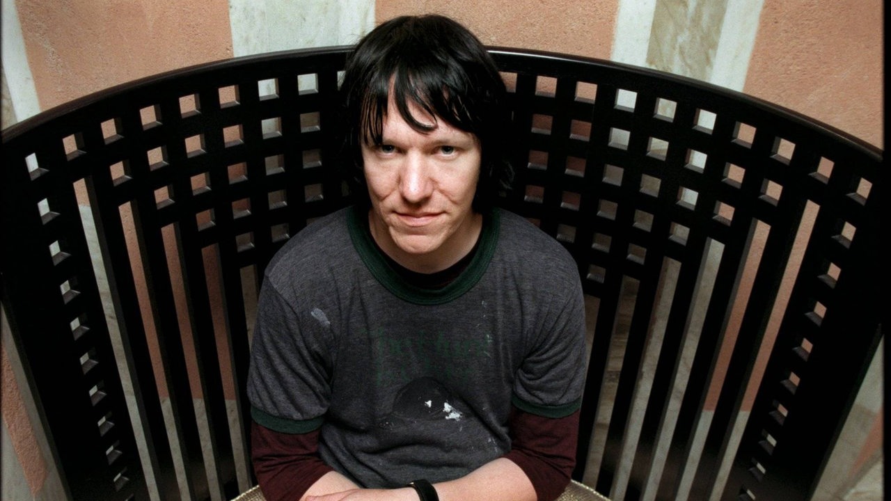 Elliot Smith sitzt 1998 auf einem Sessel und schaut in die Kamera (Arcivbild)