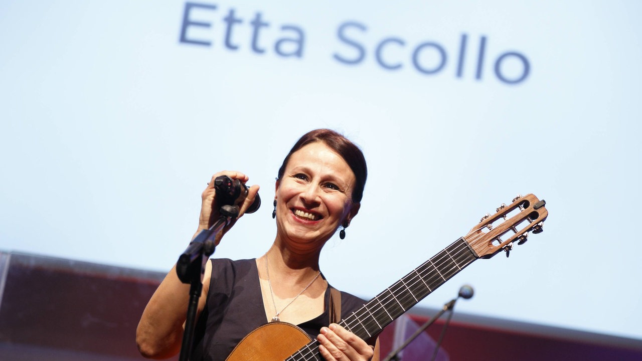 Etta Scollo auf der Bühne.