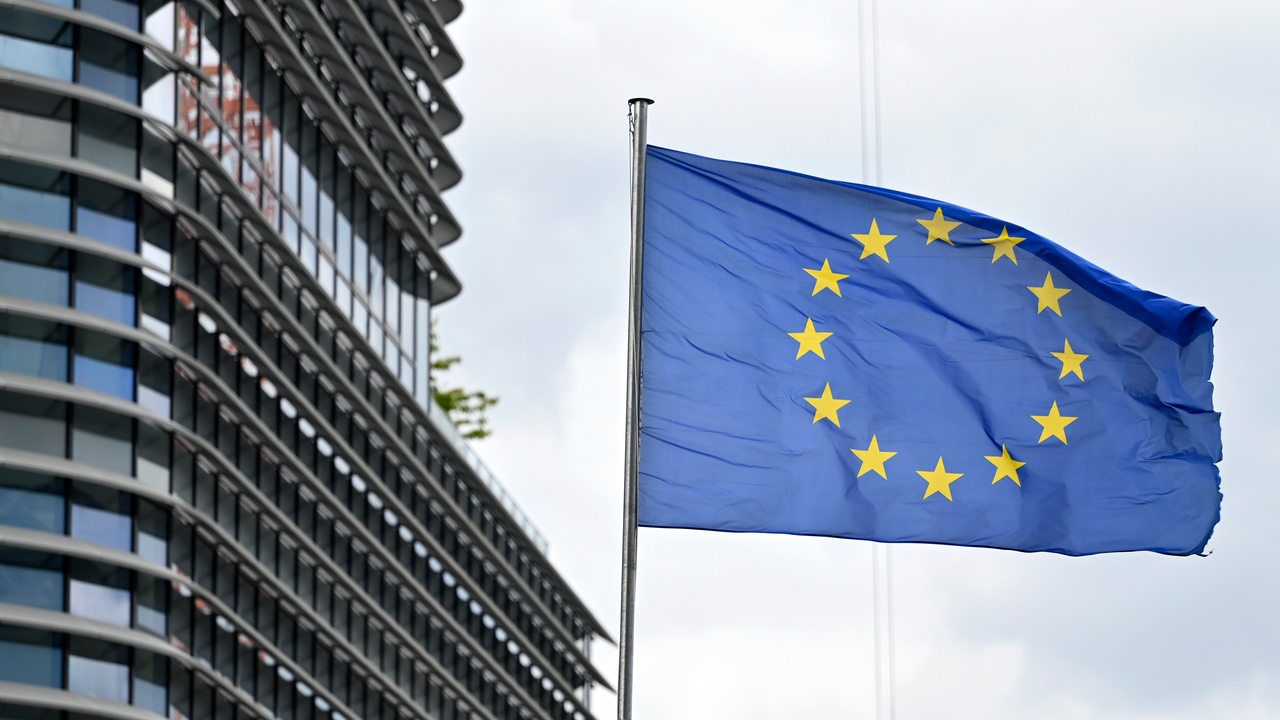 Die EU-Flagge weht vor dem EU-Parlament in Straßburg.