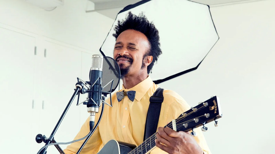 Der Musiker Fantastic Negrito bei einer Aufnahme im Studio