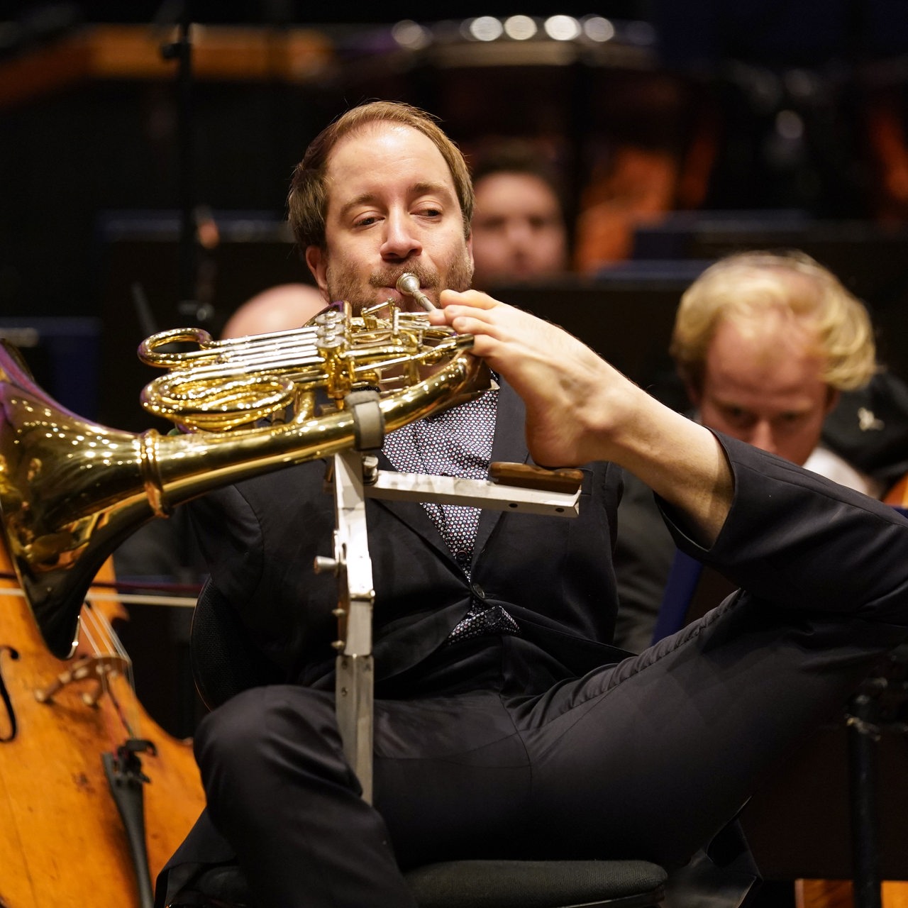 Felix Klieser im Orchester am Horn.