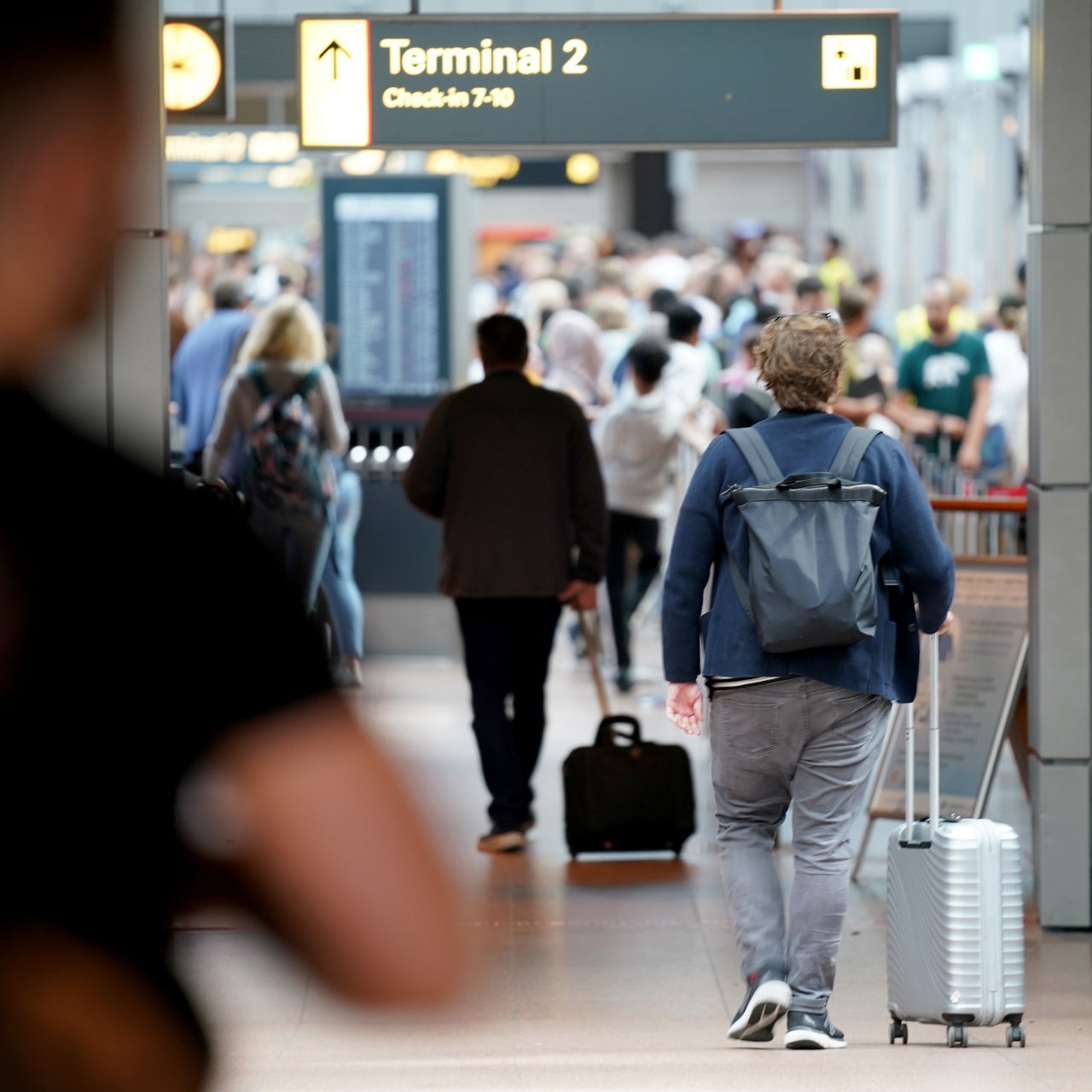 Flugreisende gehen zur Sicherheitskontrolle am Airport Hamburg.