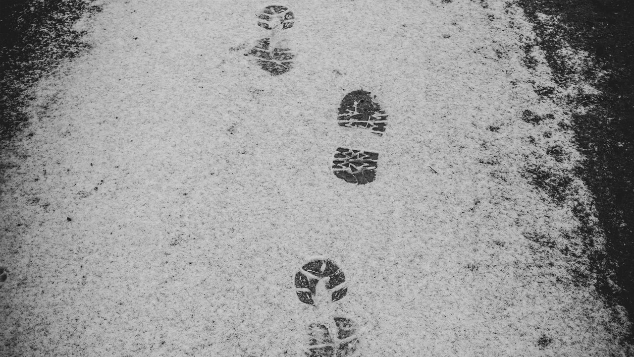 Schuhspuren im leichten Schnee (Symbolbild)