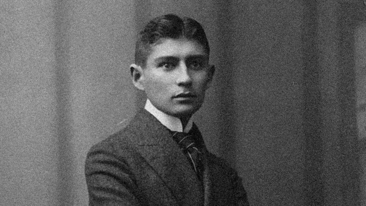 Der Schriftsteller Frank Kafka posiert mit verschränkten Armen