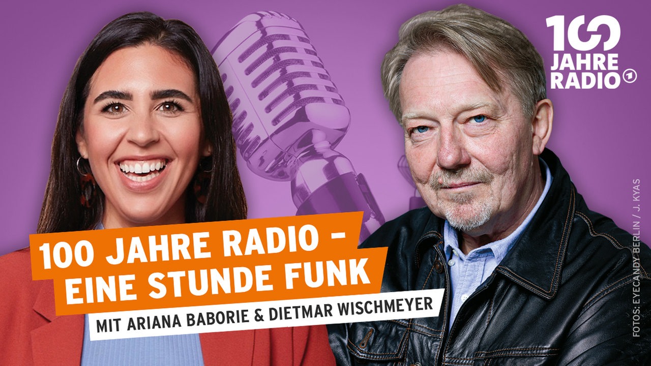 Ariana Baborie und Dietmar Wischmeyer lächeln frontal in die Kamera, davor ist ein Banner mit dem Text: 100 Jahre Radio - Eine Stunde Funk.