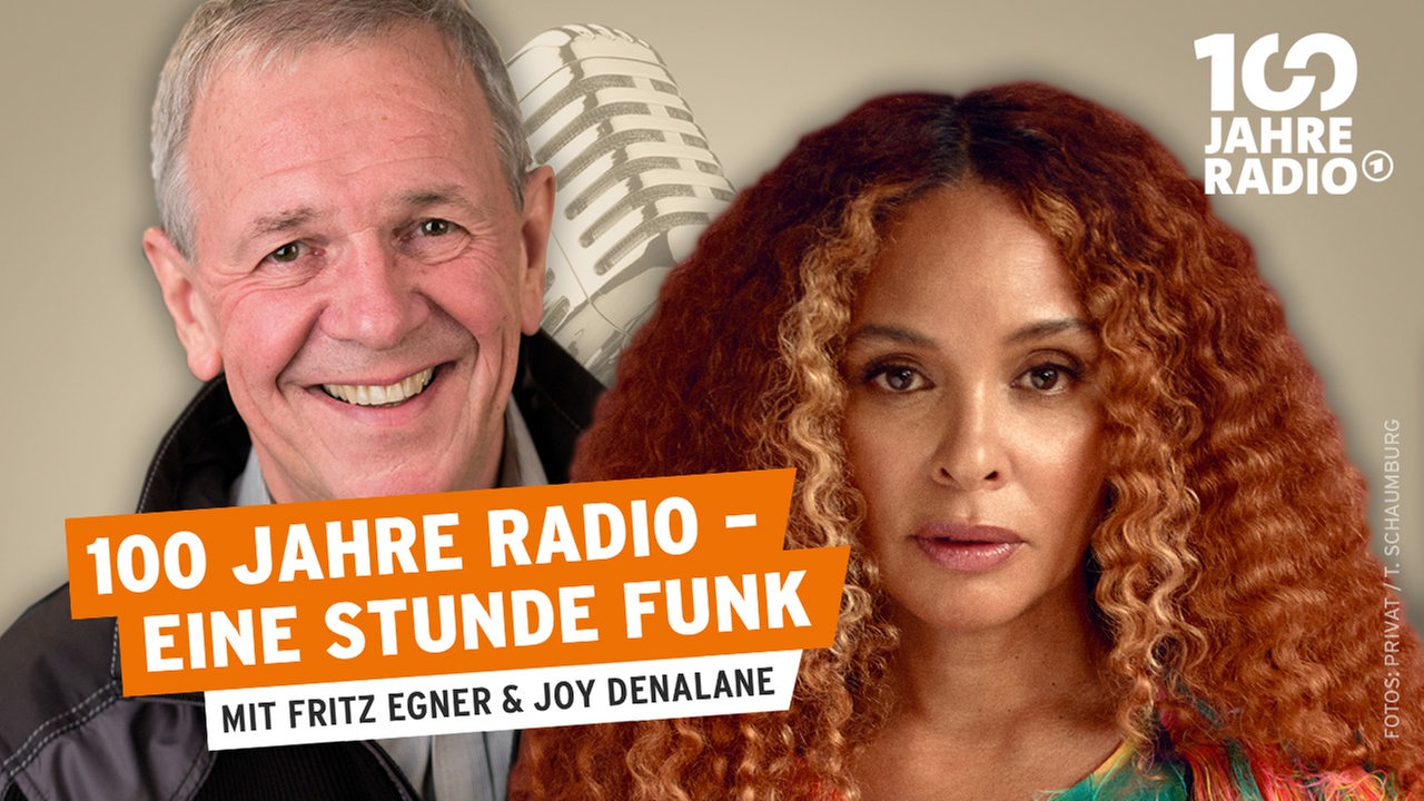 Fritz Egner und Joy Denalane blicken frontal in die Kamera, davor ist ein Banner mit dem Text: 100 Jahre Radio - Eine Stunde Funk.