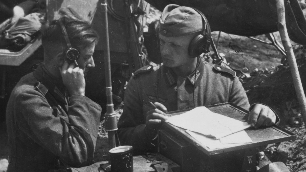 Deutsche Wehrmachtsoldaten beim Funken an der Ostfront im Russlandfeldzug 1941.