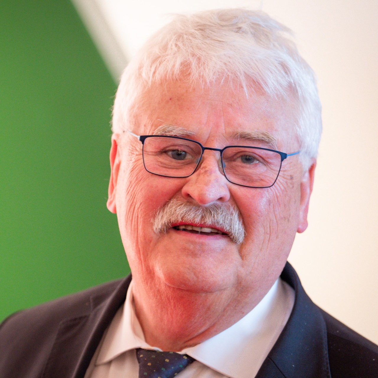 Elmar Brok im Mai 2023 bei der Verleihung des Staatspreises 2023 von NRW an die Bundeskanzlerin a.D.