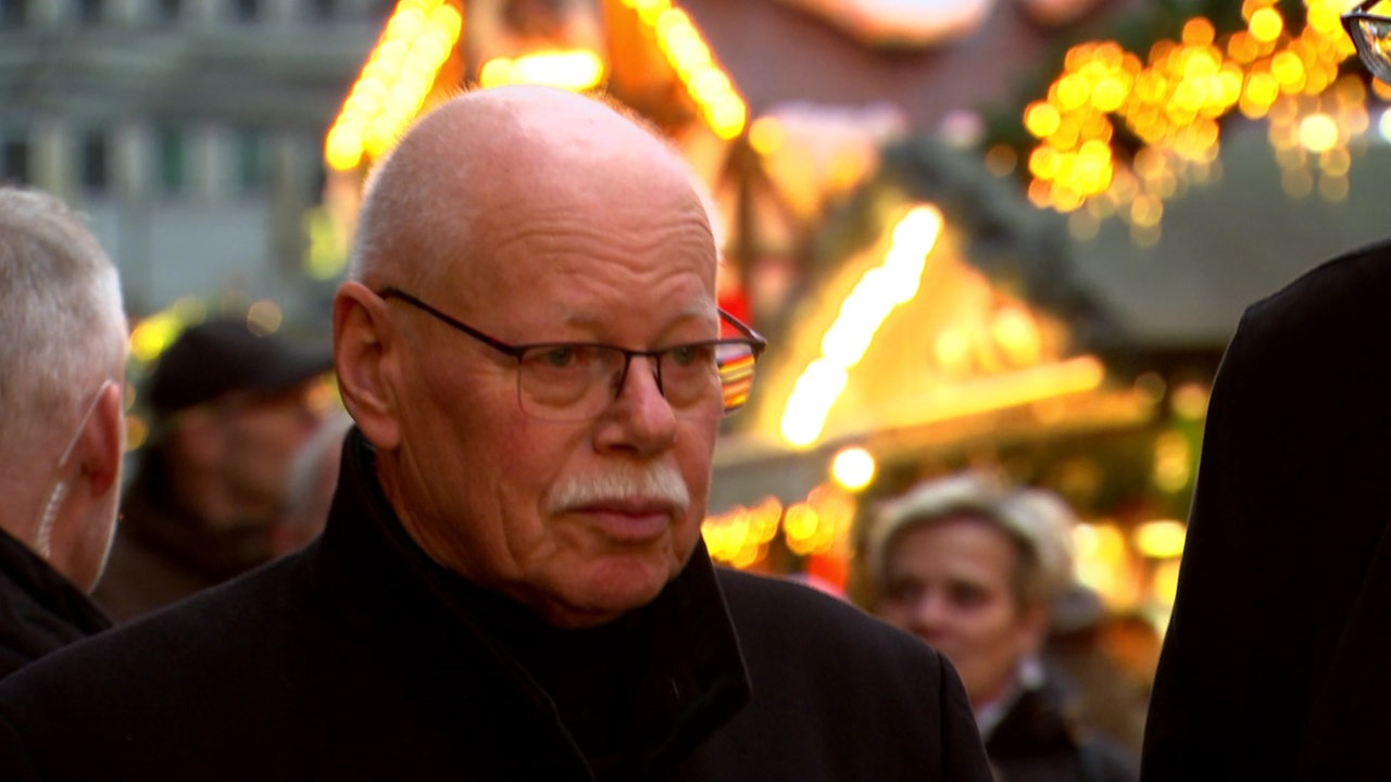 Innensenator Ulrich Mäurer (SPD) auf dem Bremer Weihnachtsmarkt.