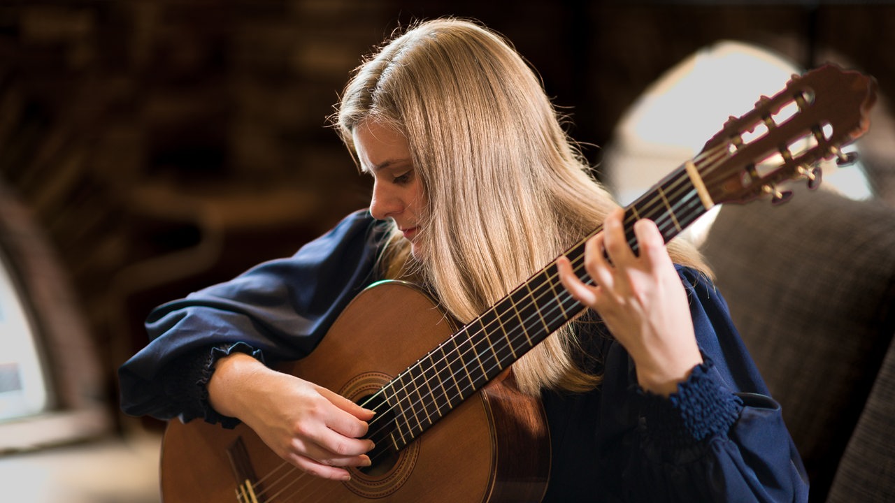 Die norwegische Gitarristin Kristina Vårlid während eines Konzerts