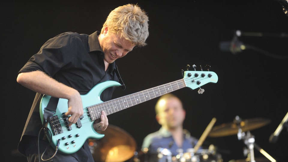 Kyle Eastwood während eines Konzerts an der E-Gitarre (2009)