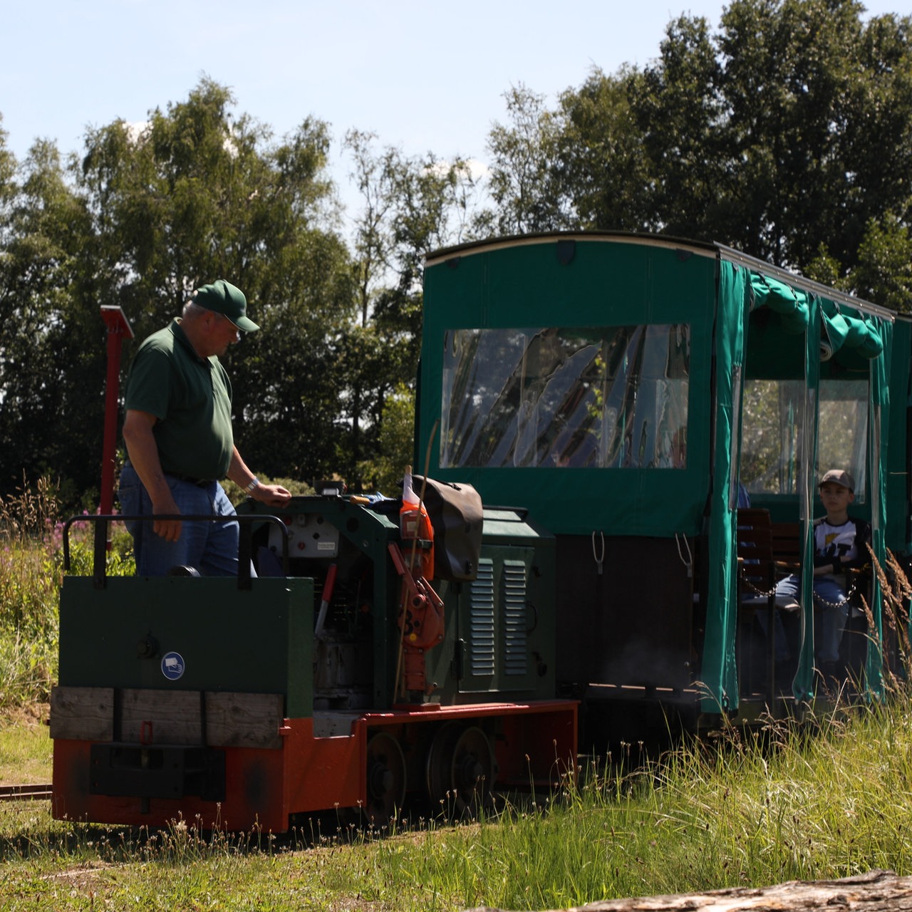 Der Lokführer der grünen Morrbahn.