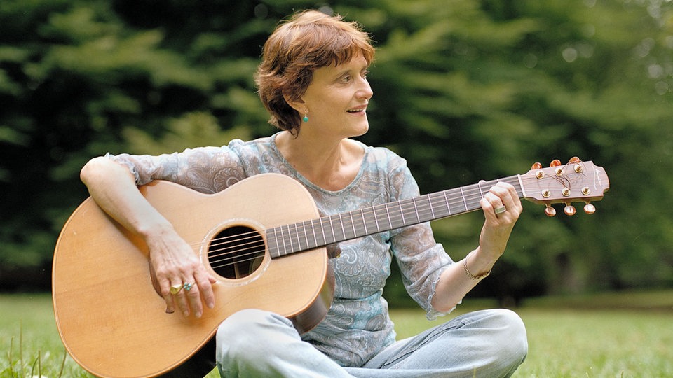 Die britische Folksingerin Linda Thompson mit Gitarre im Central-Park in New York (Archivbild)
