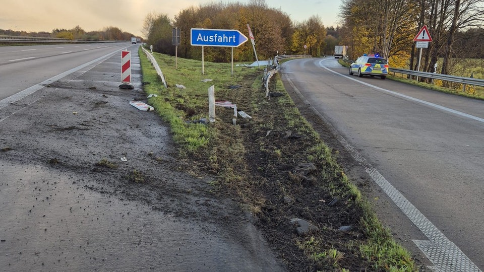 Stark verdreckte Unfallstelle am Autobahndreieck Ahlhorner Dreieck