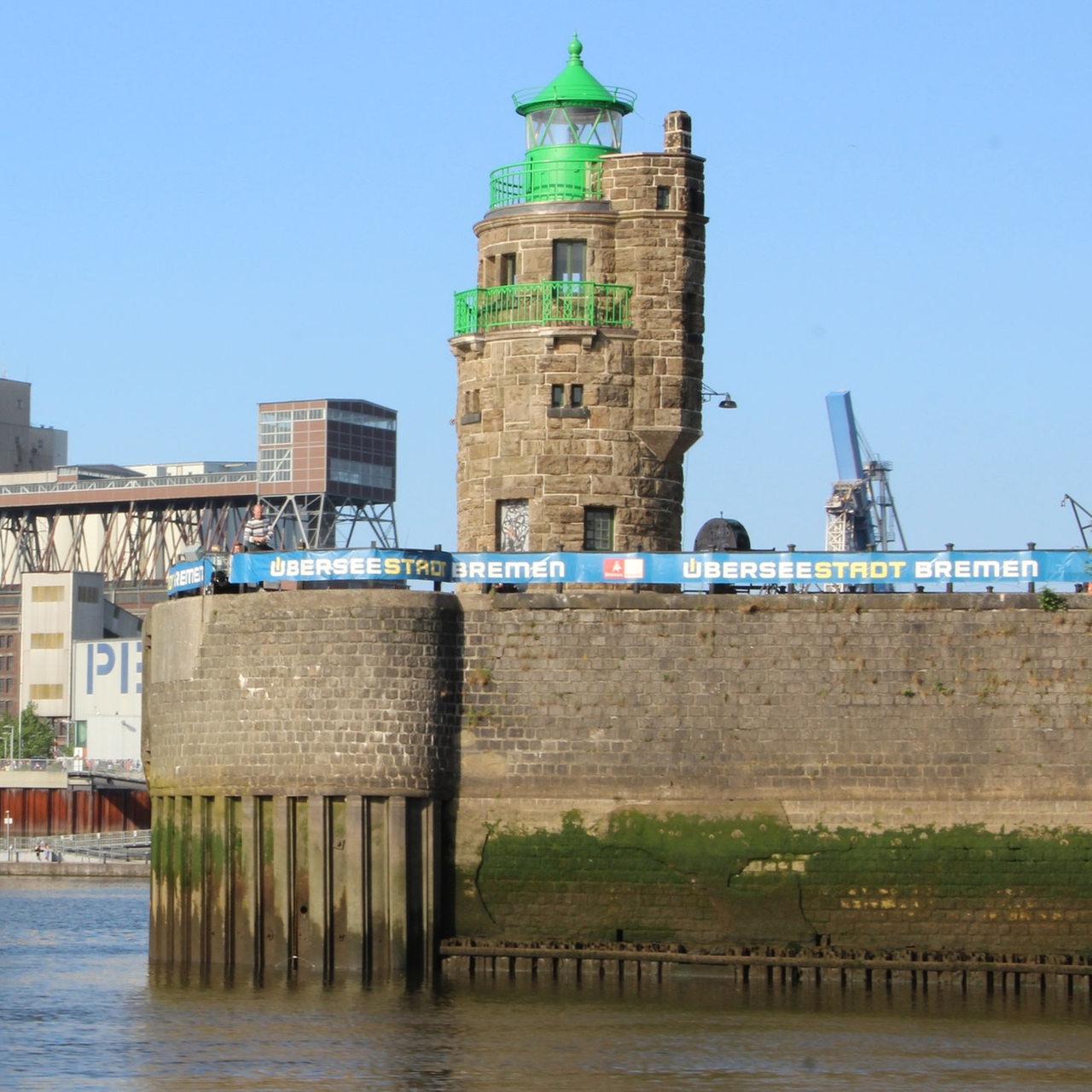 Der alte Molenturm in Bremen, im Hintergrund das Pier 2.