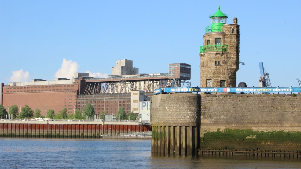 Der alte Molenturm in Bremen, im Hintergrund das Pier 2.