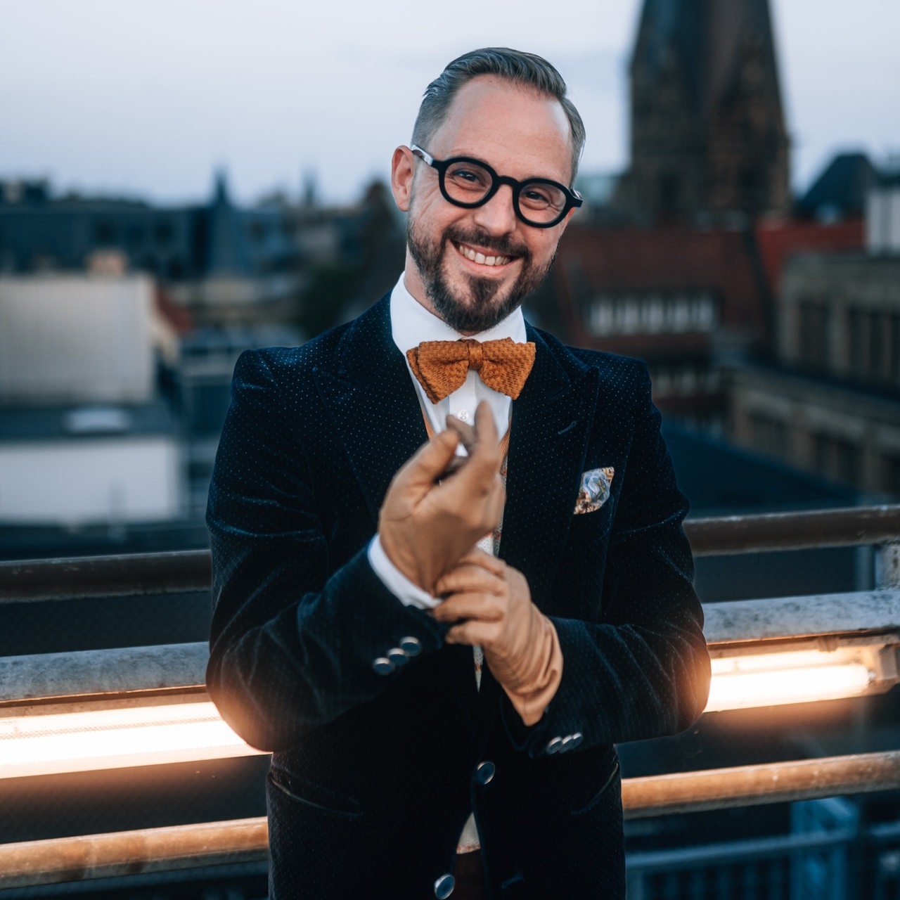 Pressefoto Phil Porter auf einer Dachterrasse vor dem Dom in Bremen