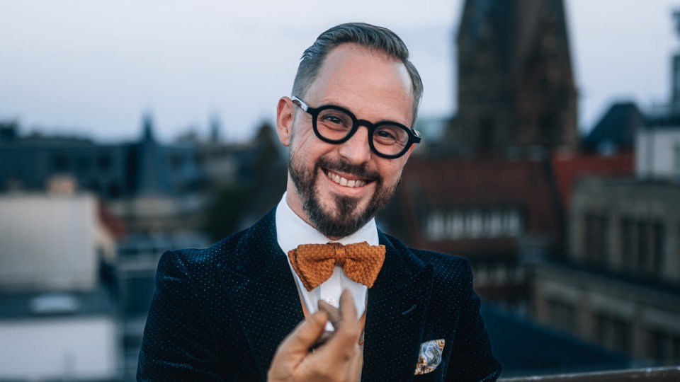 Pressefoto Phil Porter auf einer Dachterrasse vor dem Dom in Bremen