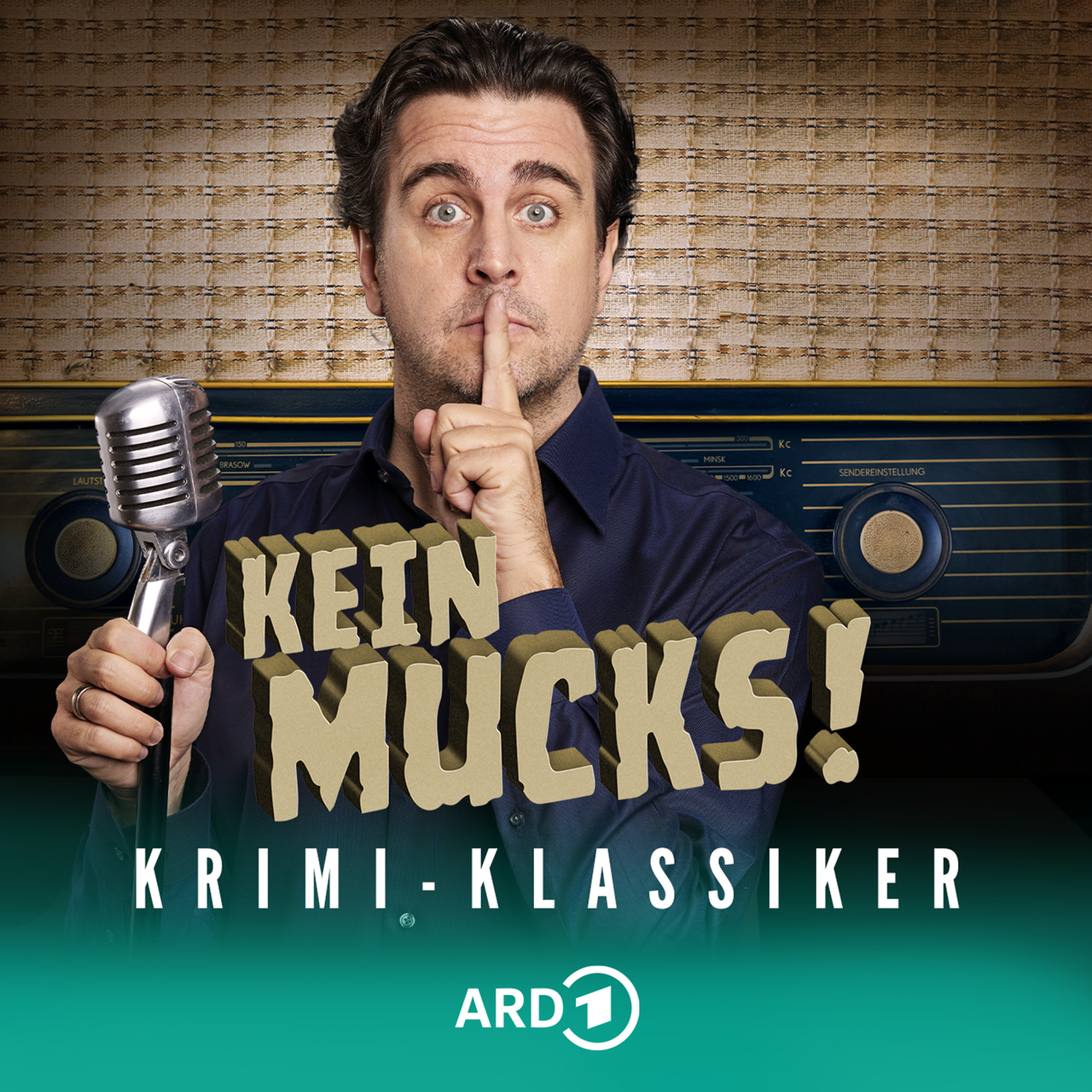 Bastian Pastewka, dahinter ein altes Radio und der Schriftzug "Kein Mucks"