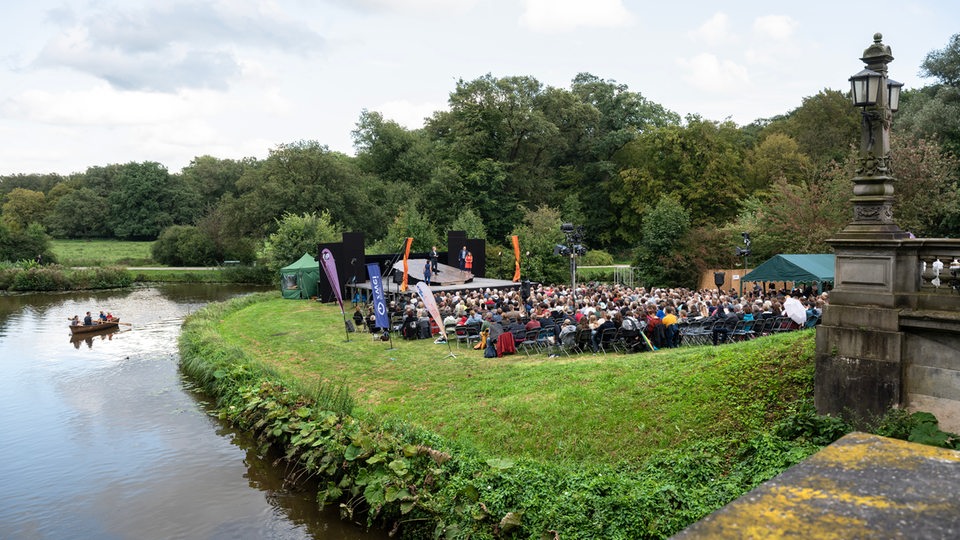 Theatervorstellung mit großem Publikum vor Melchersbrücke im Bremer Bürgerpark