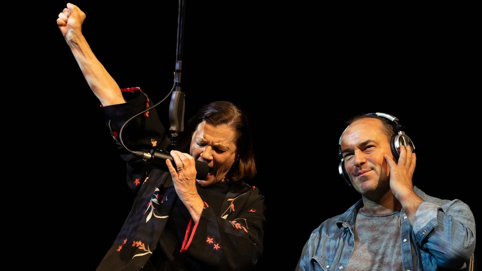 Theaterszene "Die Welt zwischen den Nachrichten". Auf dem Bild: Isabel Zeumer (Frau Behrenson), Markus Seuß (Herr Gerlach) 