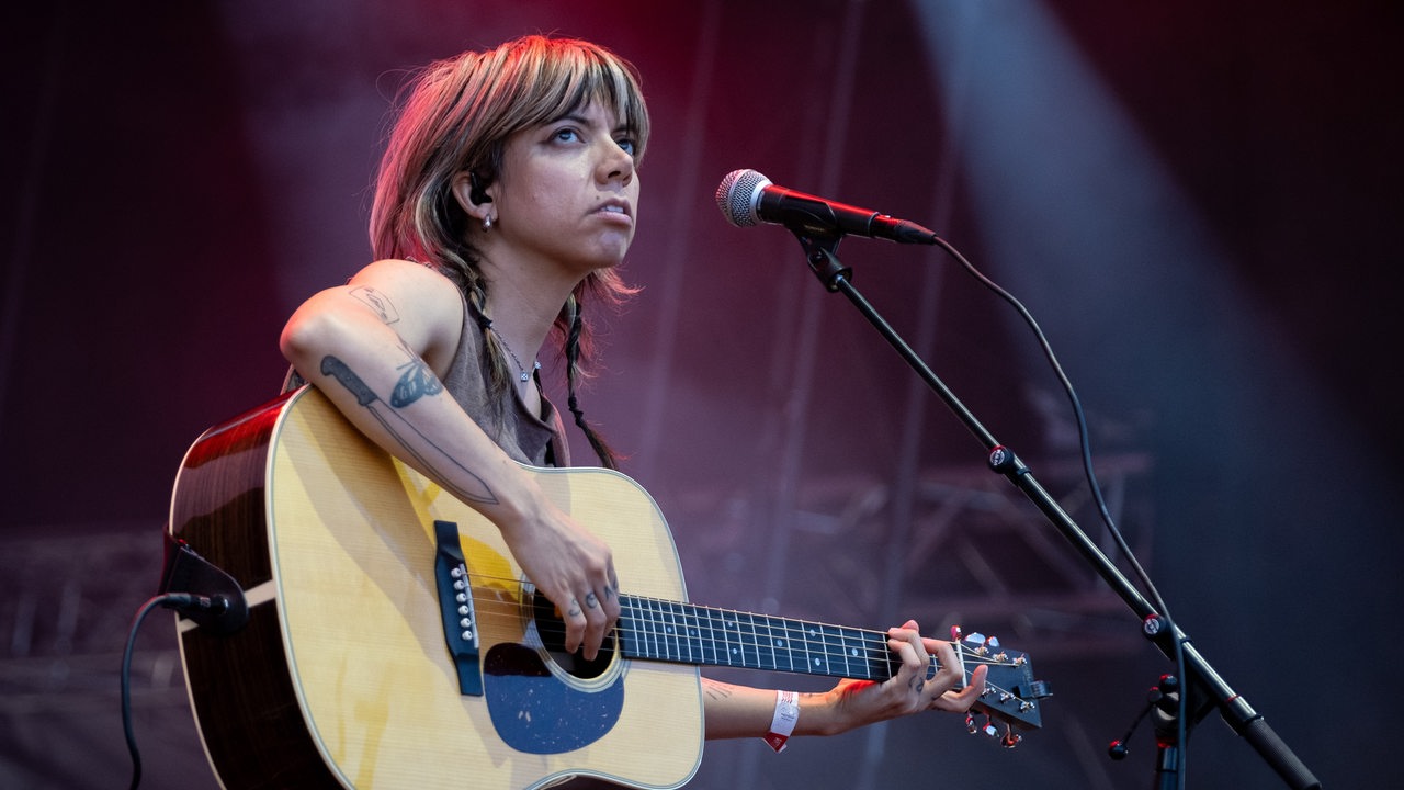 Alynda Segarra mit Gitarre auf der Bühne 2023