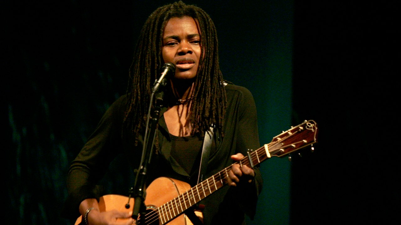 Tracy Chapman mit Gitarre auf der Bühne 2005 in Boston.