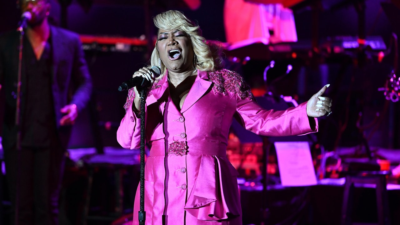 Patti LaBelle ganz in Pink im April 2024 auf der Bühne.