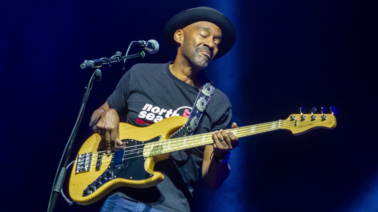 Der Bassist Marcus Miller 2023 auf der Bühne.