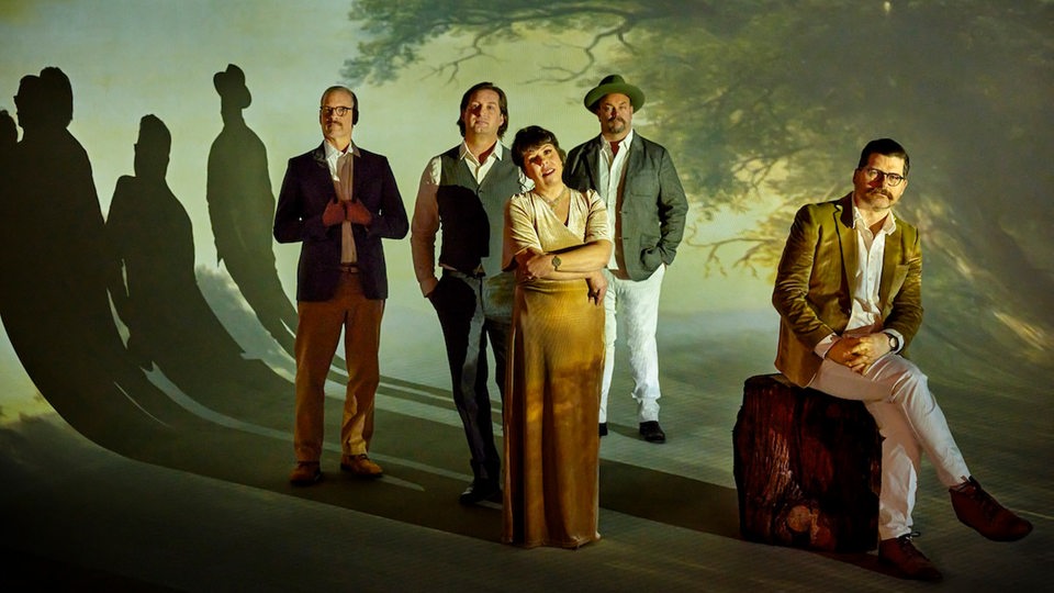 Gruppenbild der Band "The Decemberists", vier Männer und eine Frau.