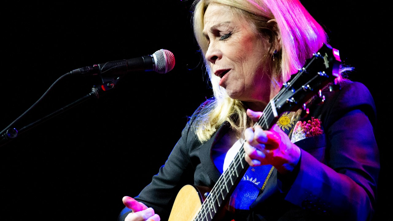 Rickie Lee Jones Music singt ins Mikrofon und spielt Gitarre 2019 in Italien.