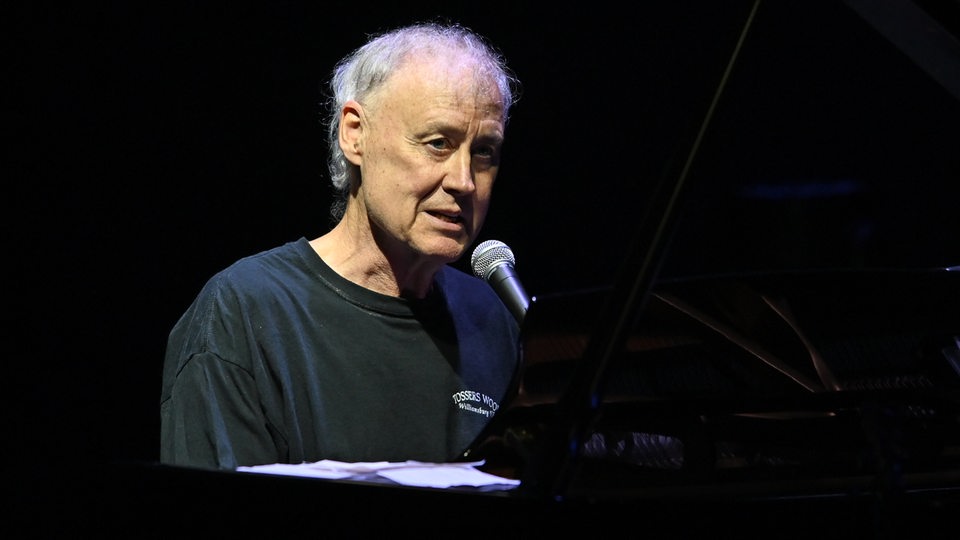 Bruce Hornsby auf der Bühne am Klavier 2021