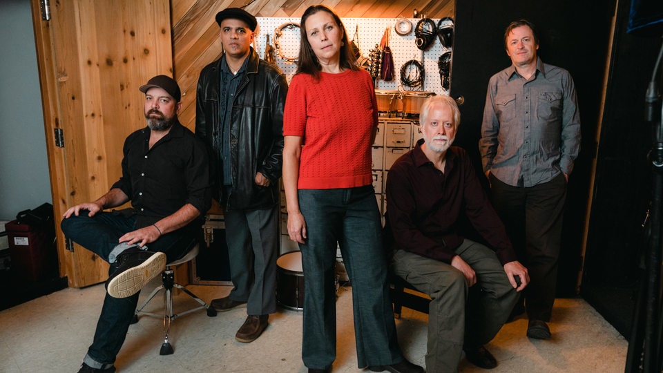 Die Mitglieder der Band "The Delines" von links: Cory Gray, Freddy Trujillo, Amy Boone, Sean Oldham und Willy Vlautin.