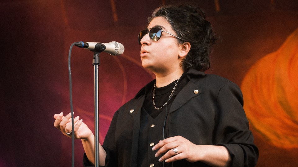 Die pakistanische Musikerin Arooj Aftab singt auf der Bühne, 2023 in Dänemark.
