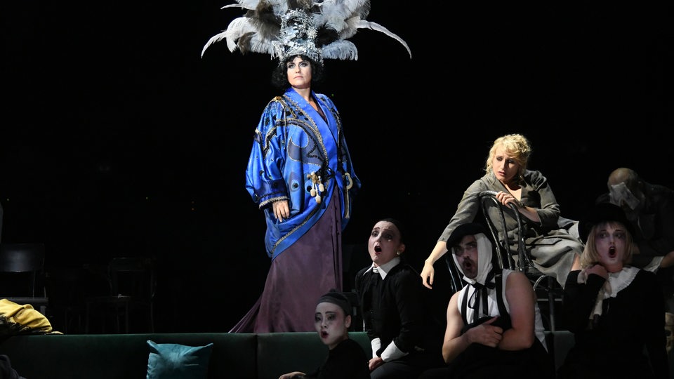 Szene des Theaterstücks "Turandot" am Stadttheater Bremerhaven: Agnes Selma Weiland (Turandot), Victoria Kunze (Liù)  Ulrich Burdack (Timur), Chor und Extrachor.