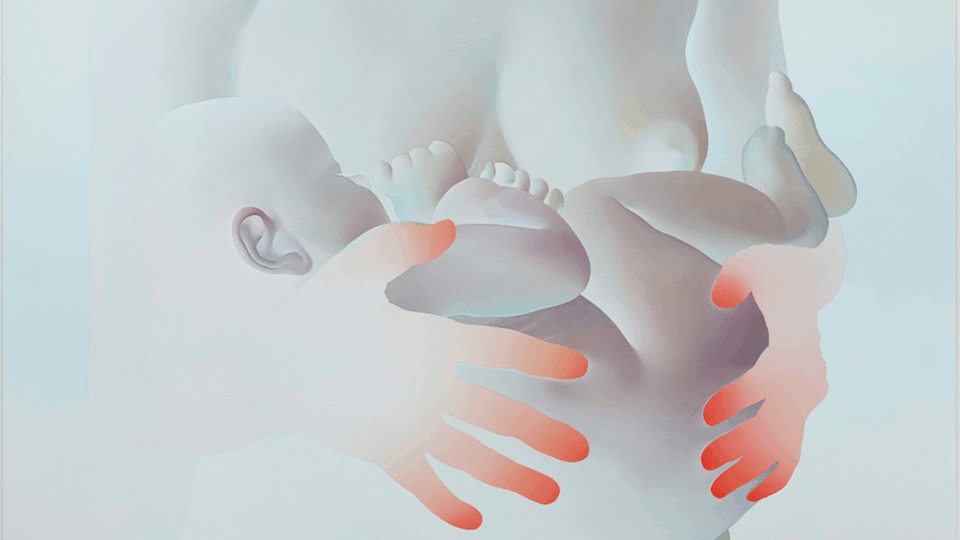 Kunstwerk von Vivian Greven "Mari" zeigt einen Säugling an der Brust der Mutter.